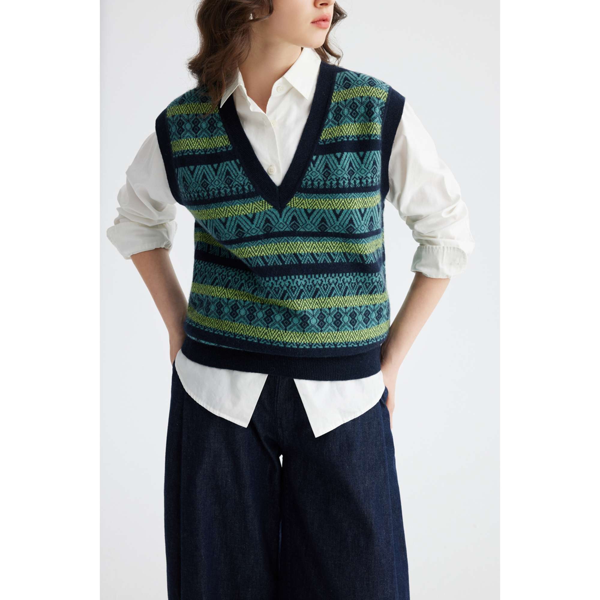 YWÉRA Pure Cashmere Vest — White Jacquard, Dark blue Jacquard